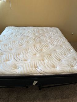 🌟🌟 Sleepy's By Sealy® Slumber king size Mattress w frame ~ preowned 🌟🌟