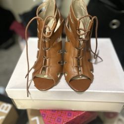 BCBG  Open Tone Thick heels