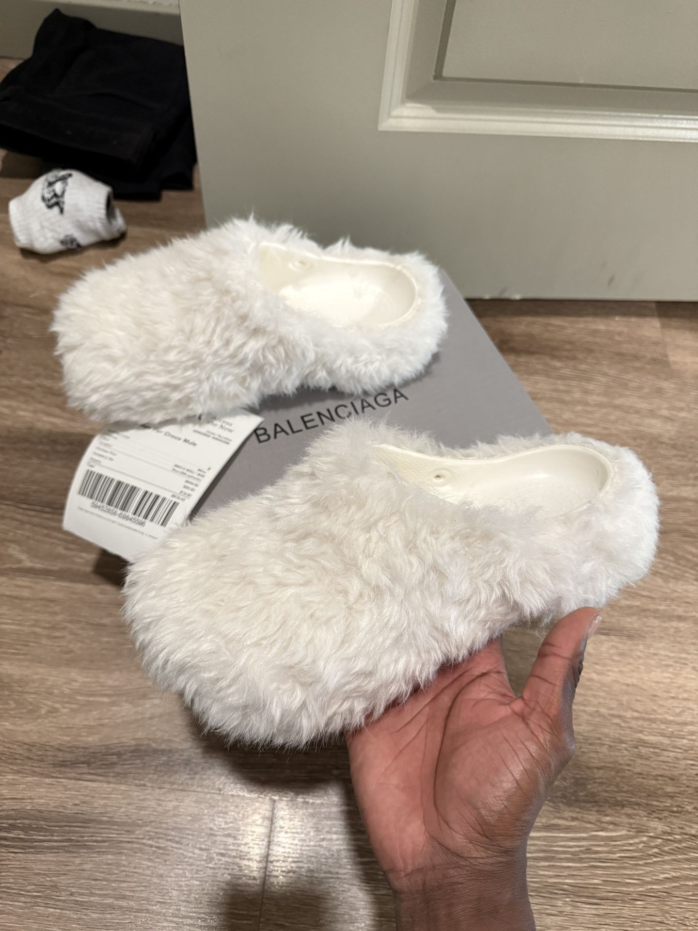 Balenciaga Furry Slides 🤍🤍