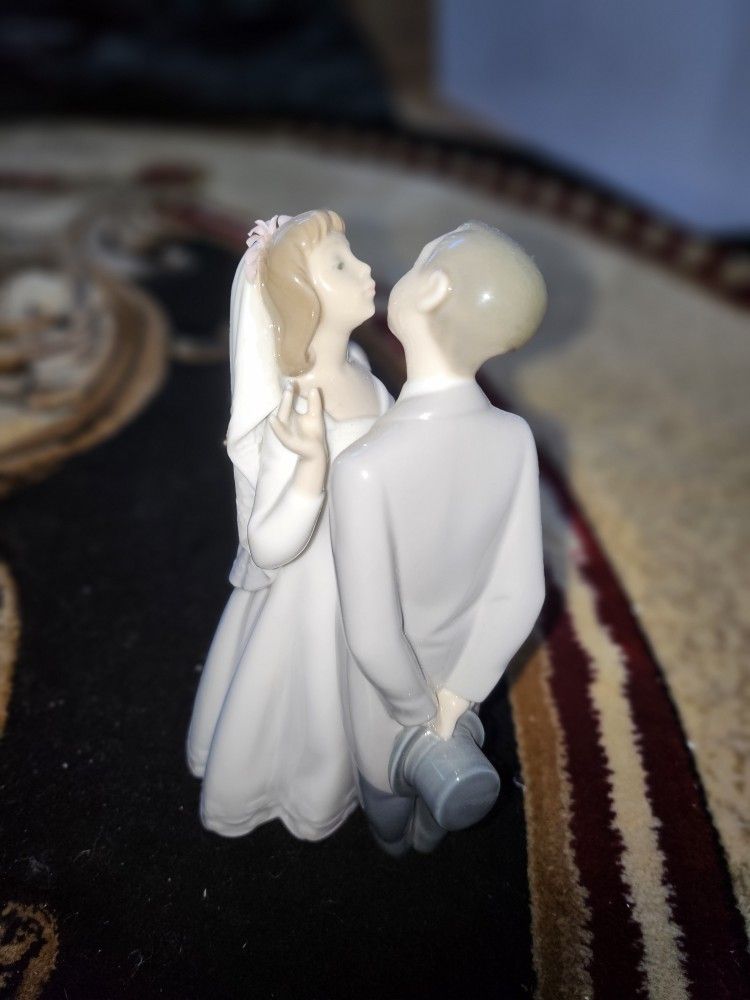 Lladro "A Kiss to Remember " Wedding Couple Figurine