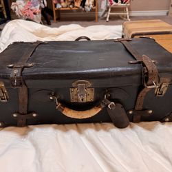 1920’s Vintage suitcase.