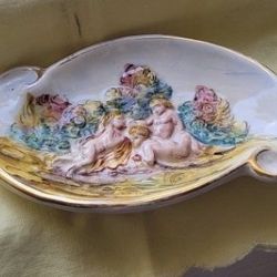 Capodimonte Italy Hand-Painted Porcelain Dish – Three Playful Putti (Cherubs)