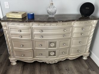 Dresser With Mirror 
