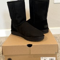 UGG Classic II Short- Black