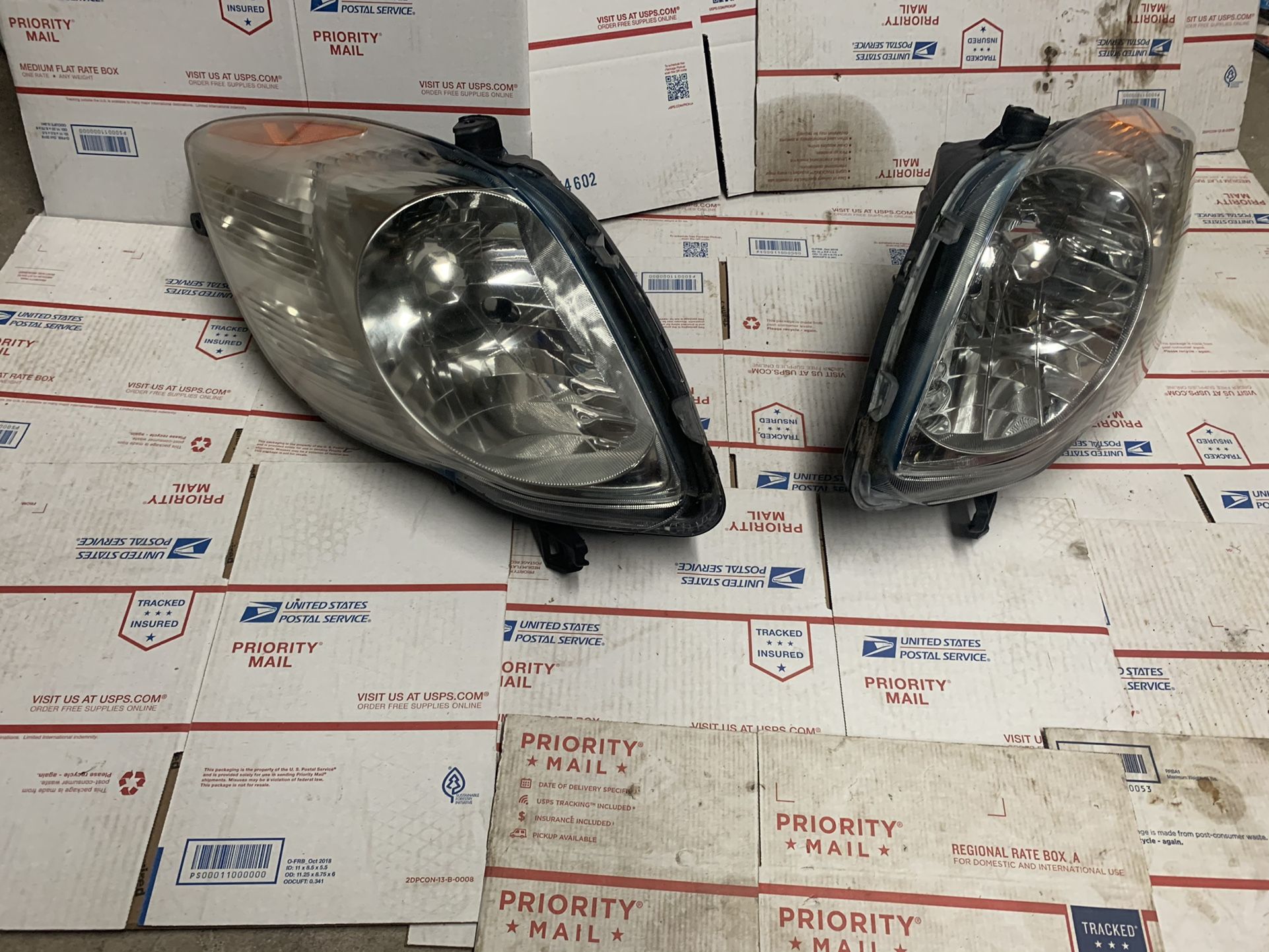 2009-2011 Toyota Yaris Hatchback Headlights Pair