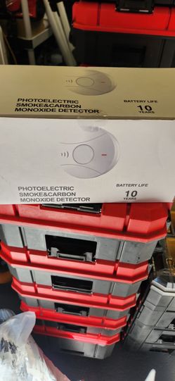 Smoke and carbon detector