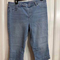 Ladies crop jeans shorts.  Yorktown And Staples Area