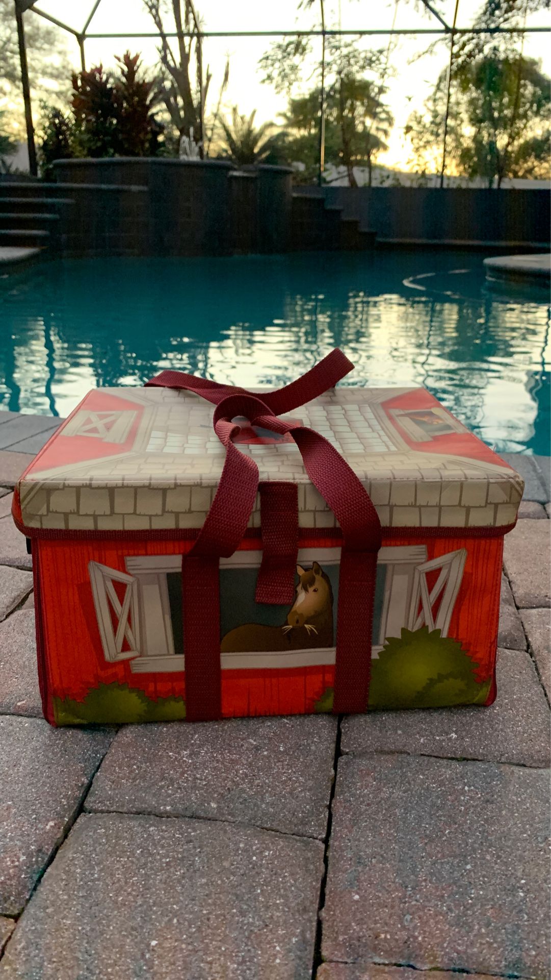 Farm Animal take along box / also storage