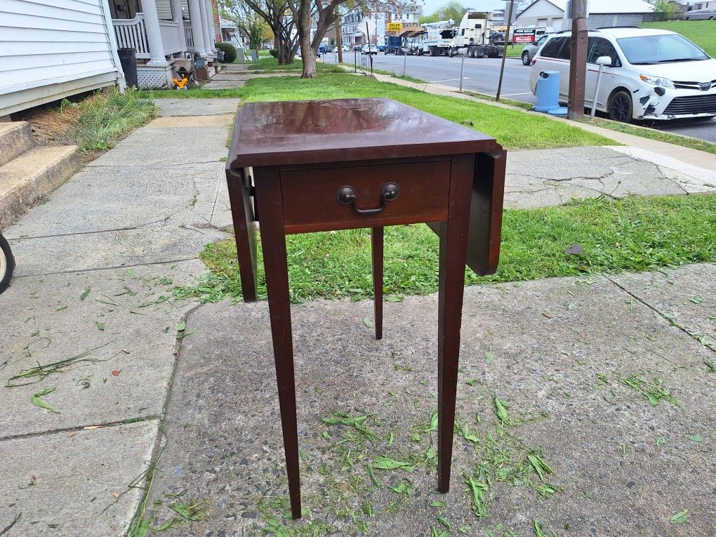 1940's Mahogany Pembroke drop Leaf Side Table English Traditional Federal