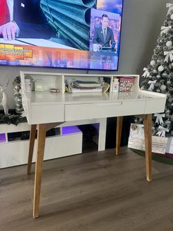 White, Excellent Condition Table With Oak Legs