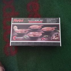 The Parini 4-piece melamine ramen bowl set with wooden chopsticks