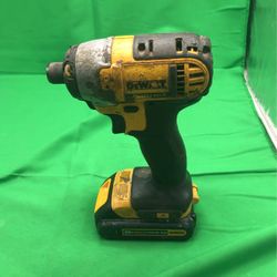 Delwalt Drill With Two Batteries 