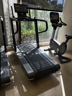 Technogym SkillRun 18mph 25% Incline