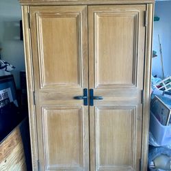 Armoire Solid Wood Lexington Manufacturer