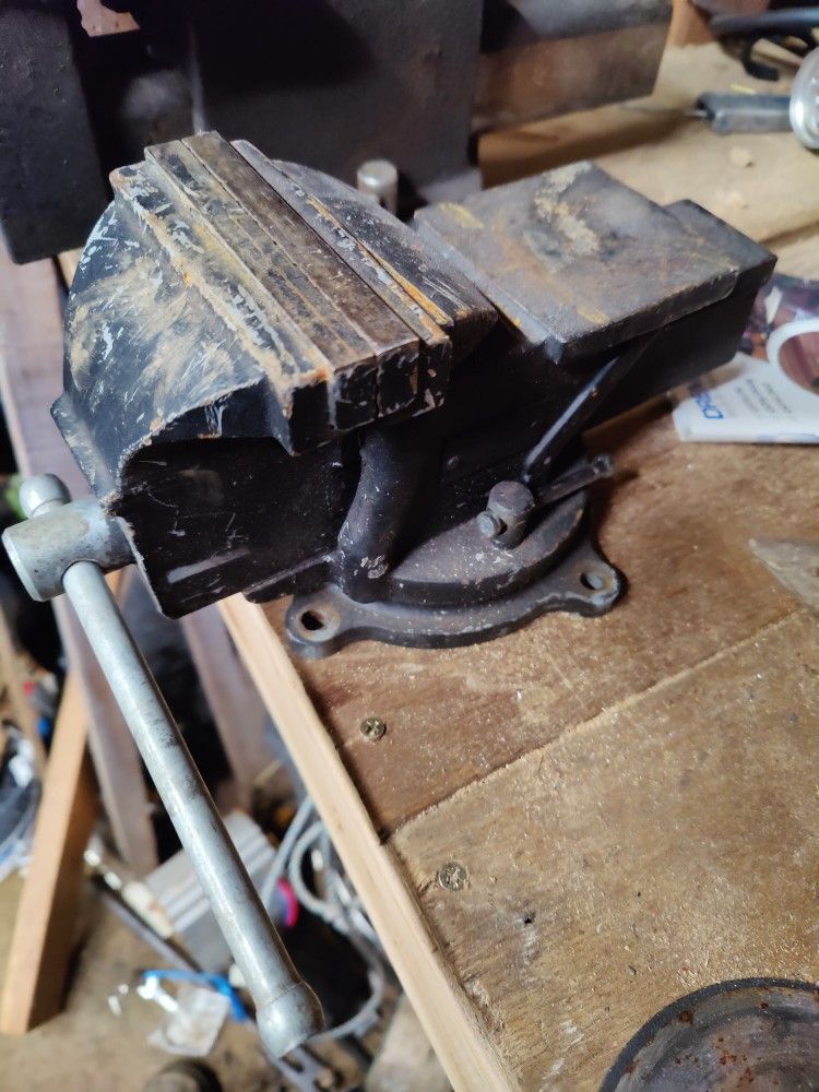 4 Inch Bench Vice With Swivel And Pipe Jaws