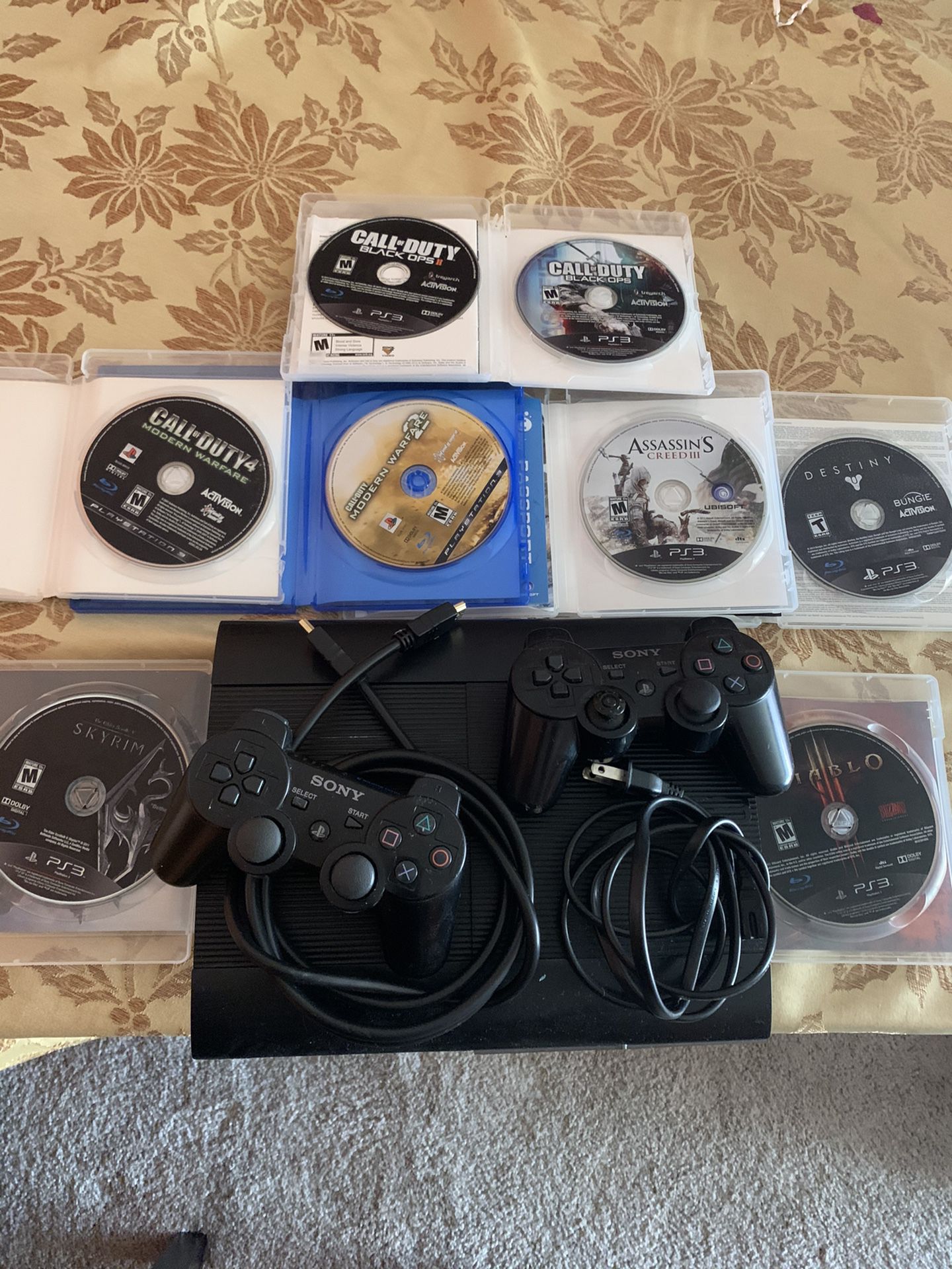 PS3 2 controllers 1 hdmi cable 8 games