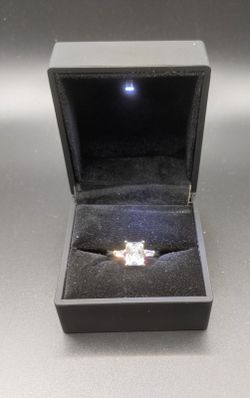4 Kt Moisonite And Sterling Silver Ladies Ring 