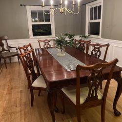 Dining Room Table With 6 Chairs In Fantastic Condition $800
