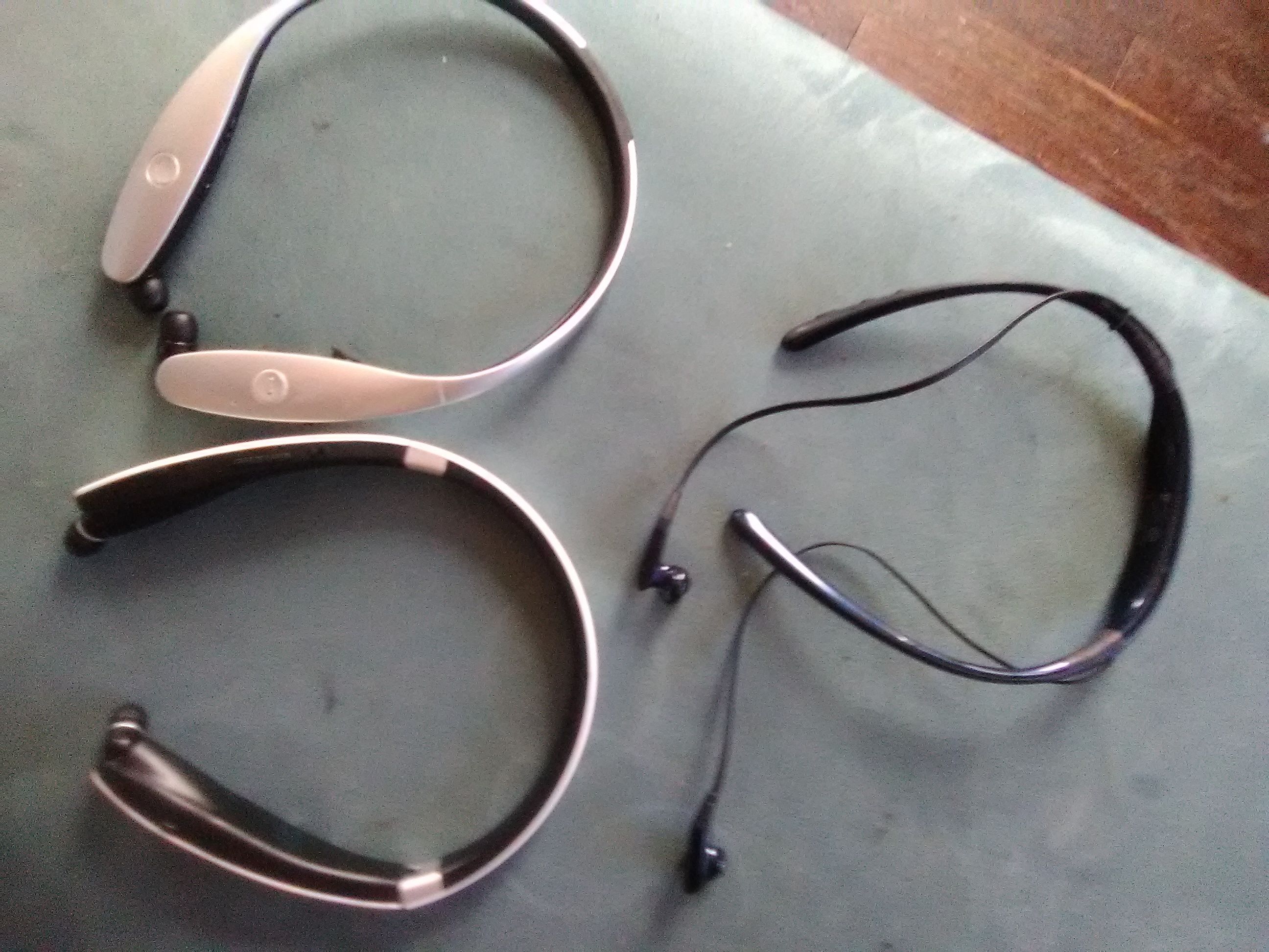 3 pairs of wireless headphones