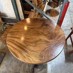 Me Tay Wood Round Table  