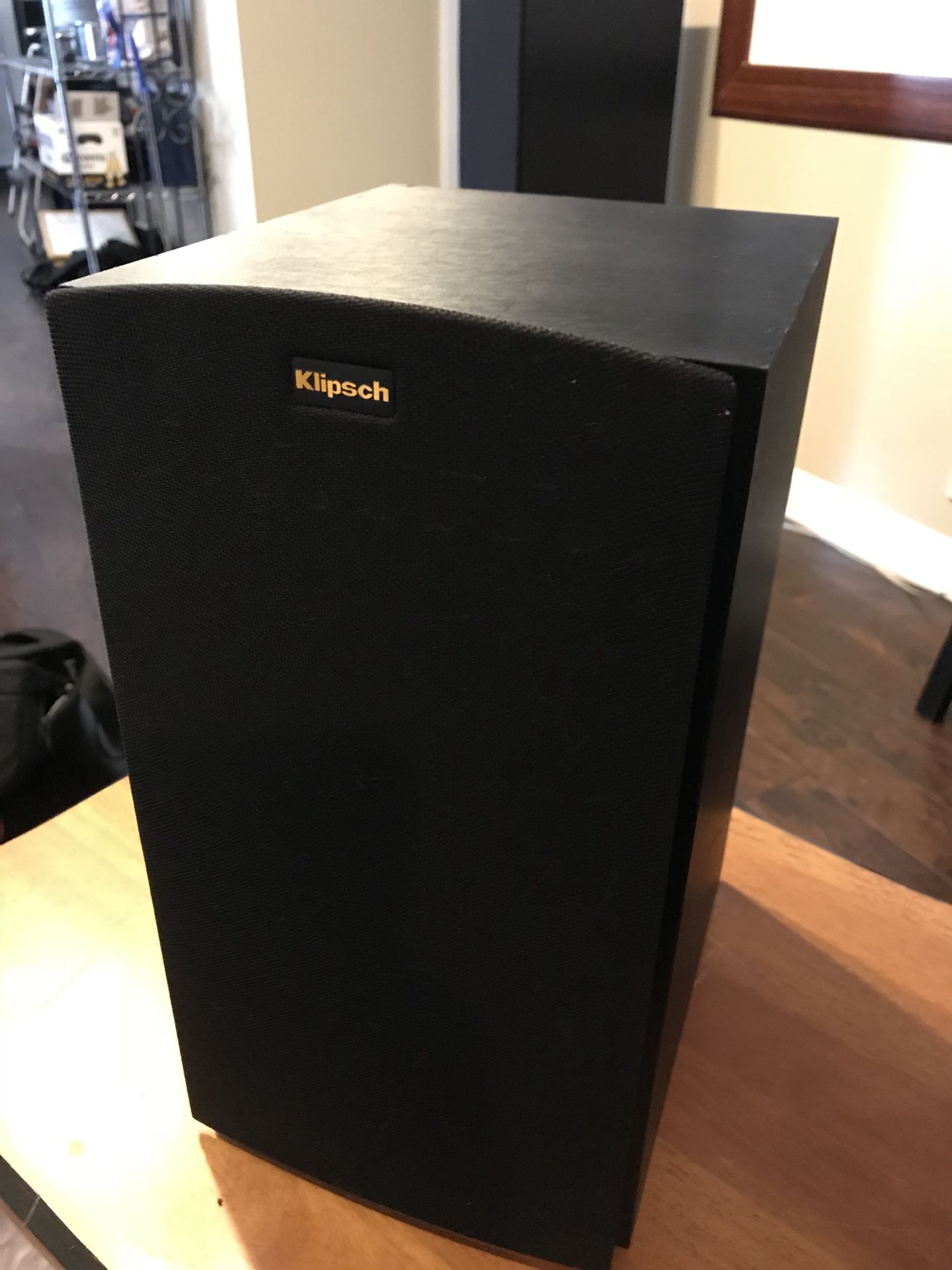 Klipsch R-15M Bookshelf speakers. Excellent condition.