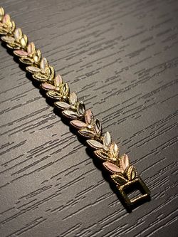 Gold Laminated Leaf Link Bracelet