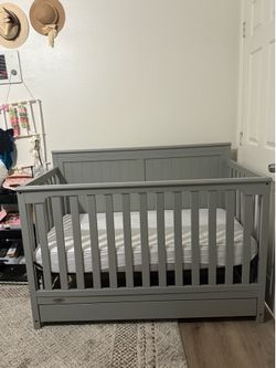 Crib with drawer