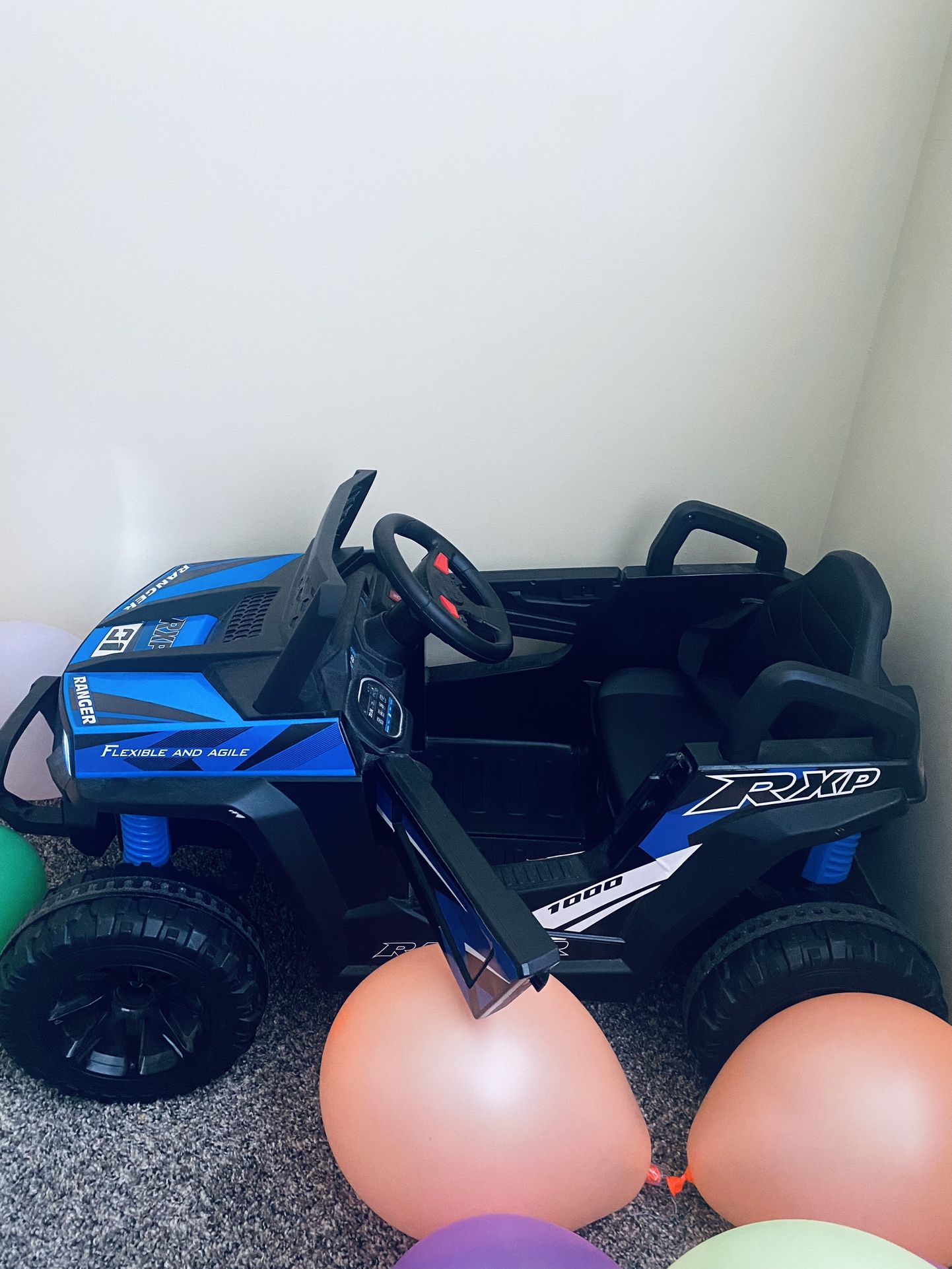 TOBBI Kids Ride on UTV, 12V BatteryPoweredTruck with LED Headlights, Horn