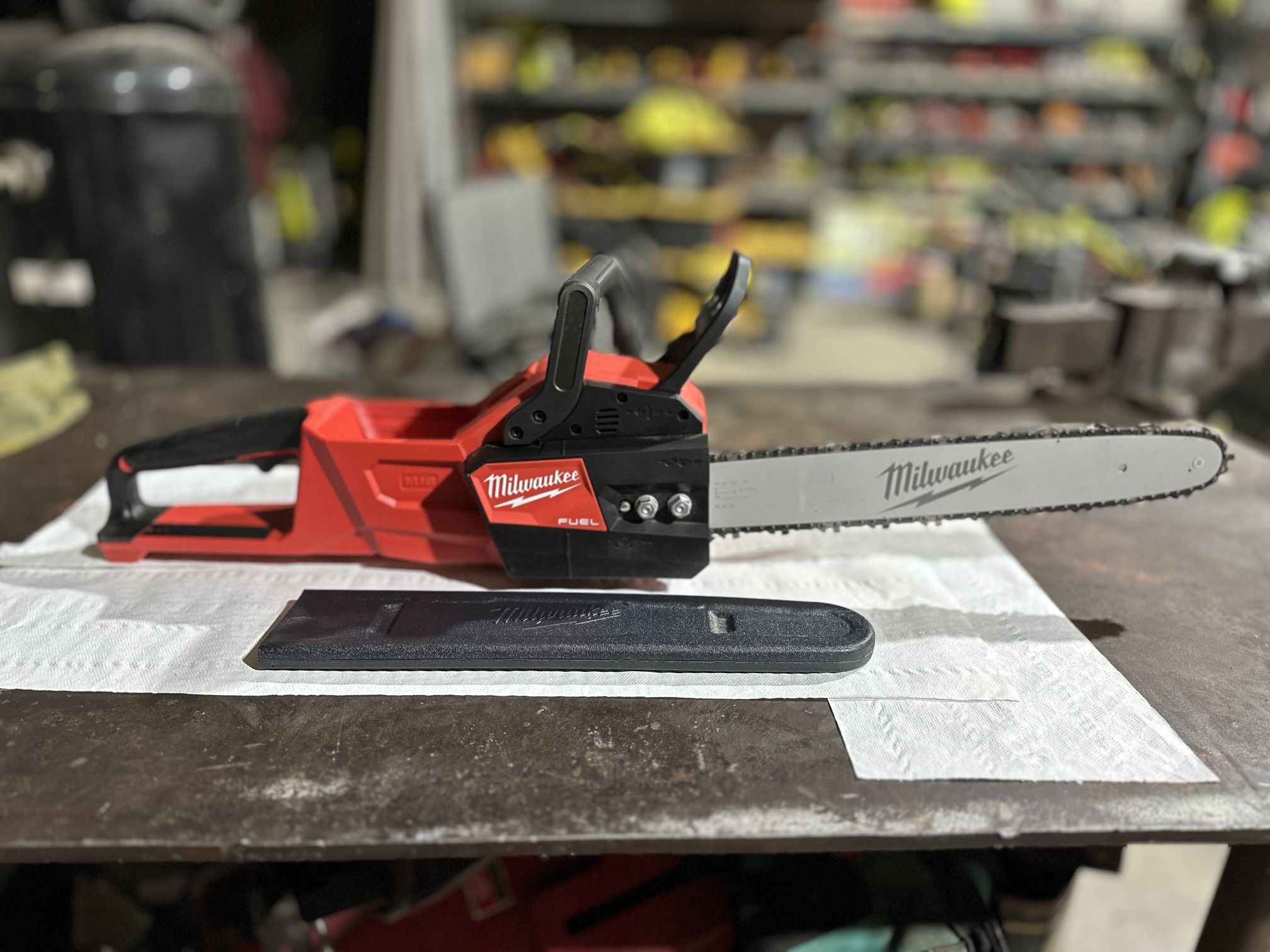 Milwaukee M18 FUEL 16 in. 18V Lithium-Ion Brushless Battery Chainsaw (Tool-Only