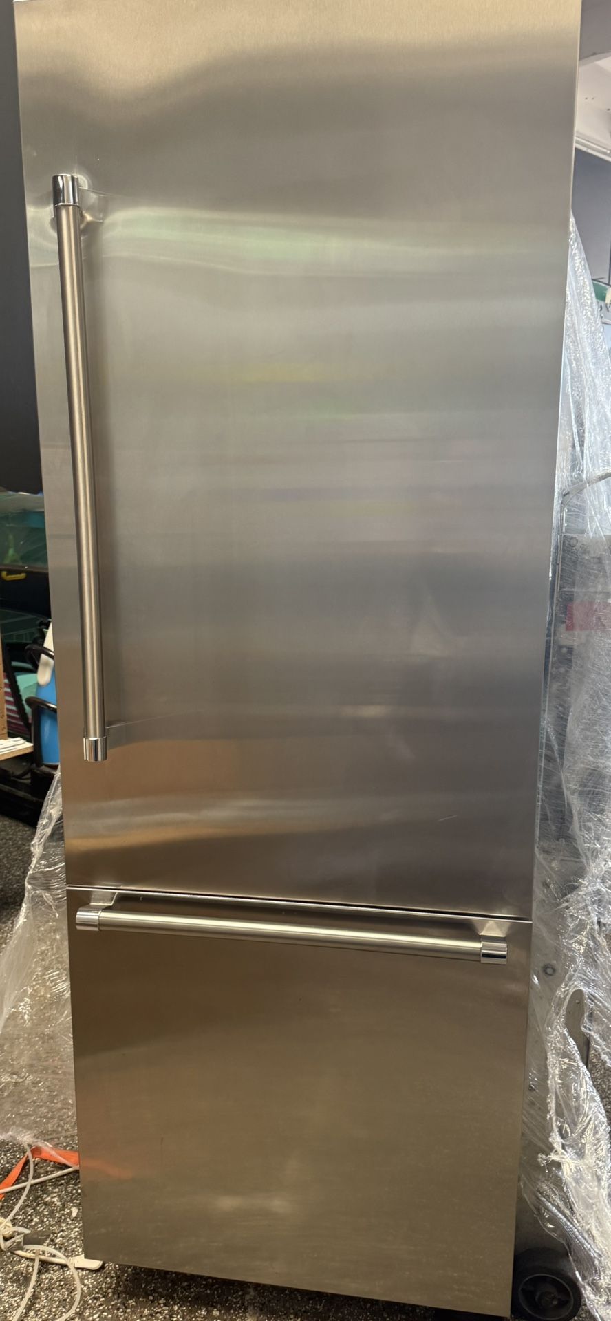 Thermador Freedom 30 Inch Refrigerator with Bottom Freezer
