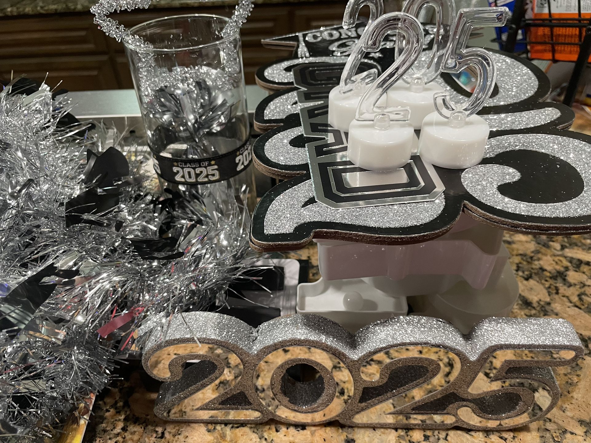 2025 Grad Decor