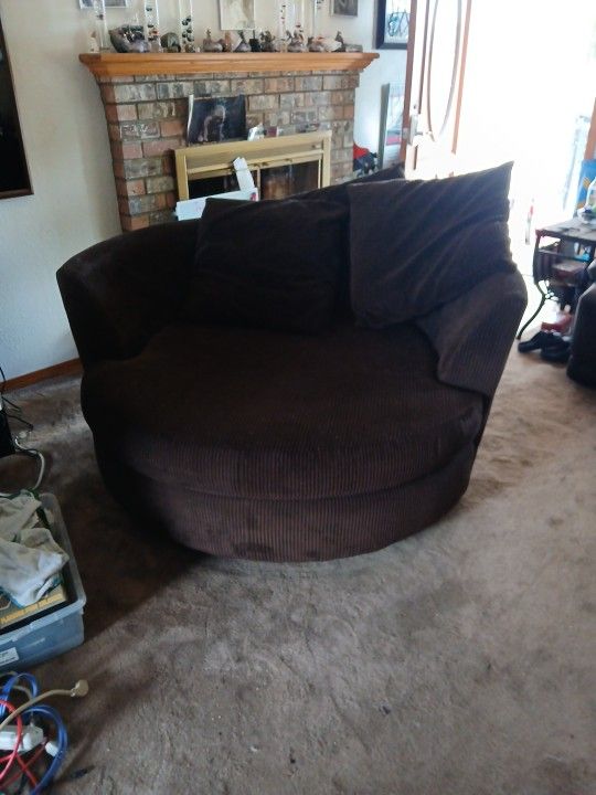 ***Round swivel chair***Like New****