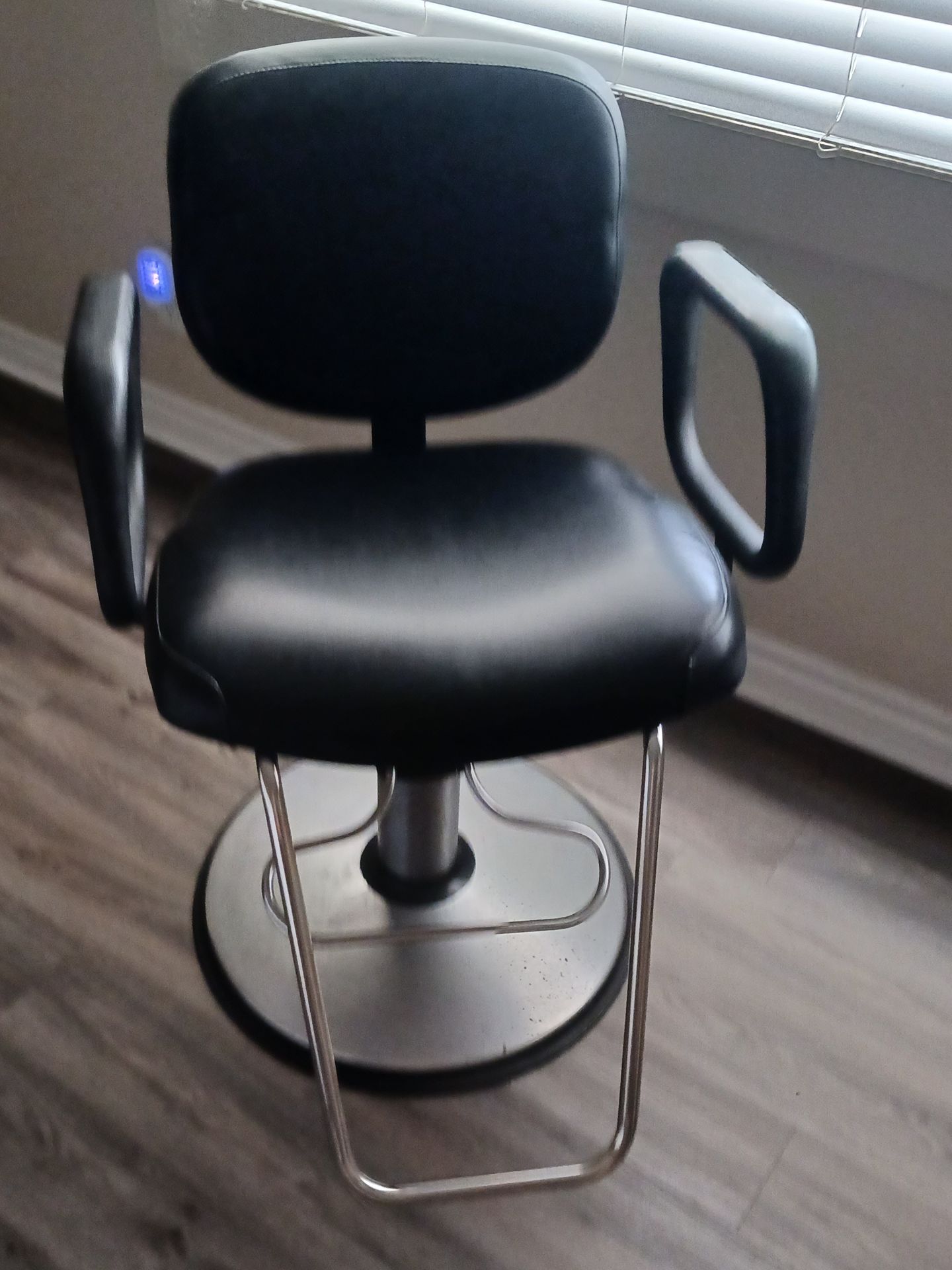 Professional Salon Chair Hydrolic. This is either a Jeffco Aero Styling Chair or a Collins Merano Styling Chair.