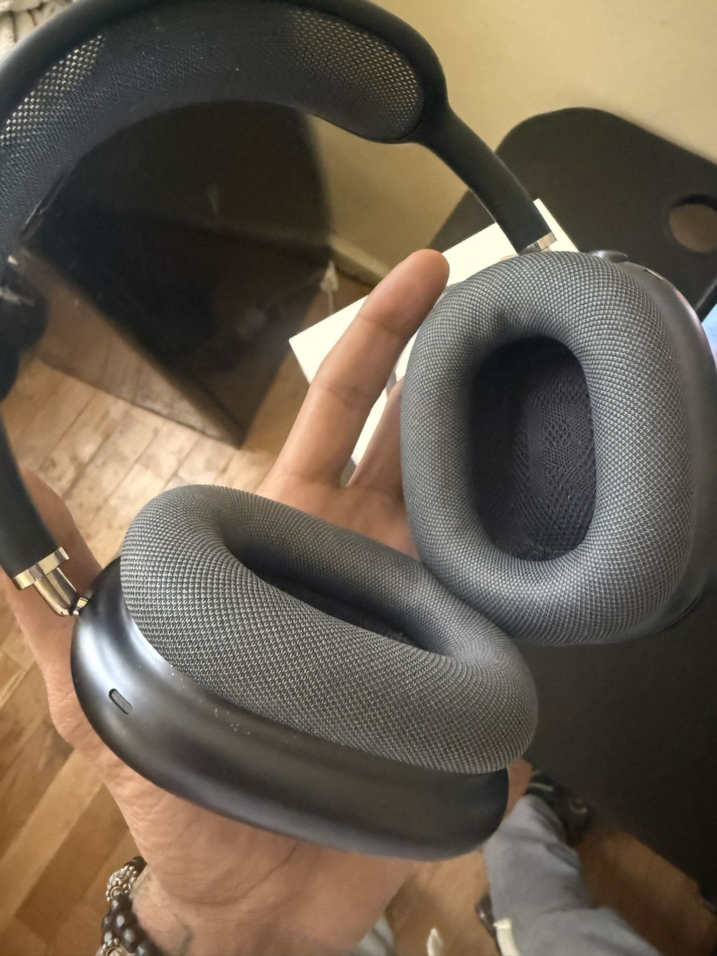 AirPod Pro Max Midnight USB C Charging 