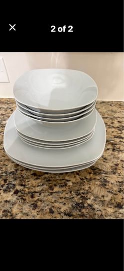 White set of plates