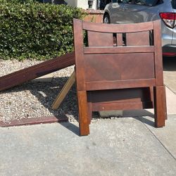 Curb Alert- Free Twin Bed