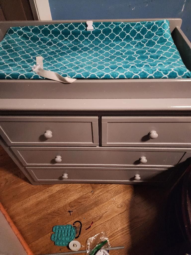 4 Drawer Delta Children's Dresser & Changing Table