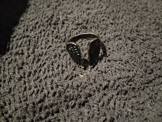Black wing ring