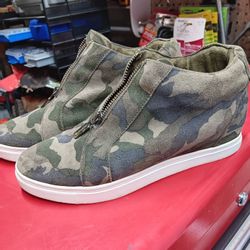 Leather.  Size 7.5. Waterproof