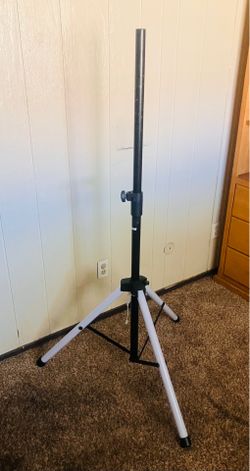 White Dj stand