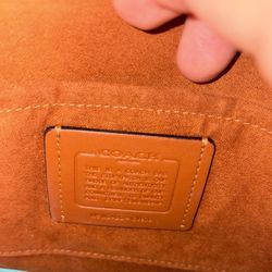 I sell clean closet sneakers size 7/5 (W) and bags coach, kurt, guess, juicy, Steve Madden !! 💗💗 