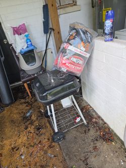 Barbecue and 2 new bags of charcoal