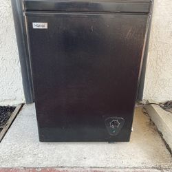 Mini Freezer – Hanai BCBD-63 – Works Great – Blacksde