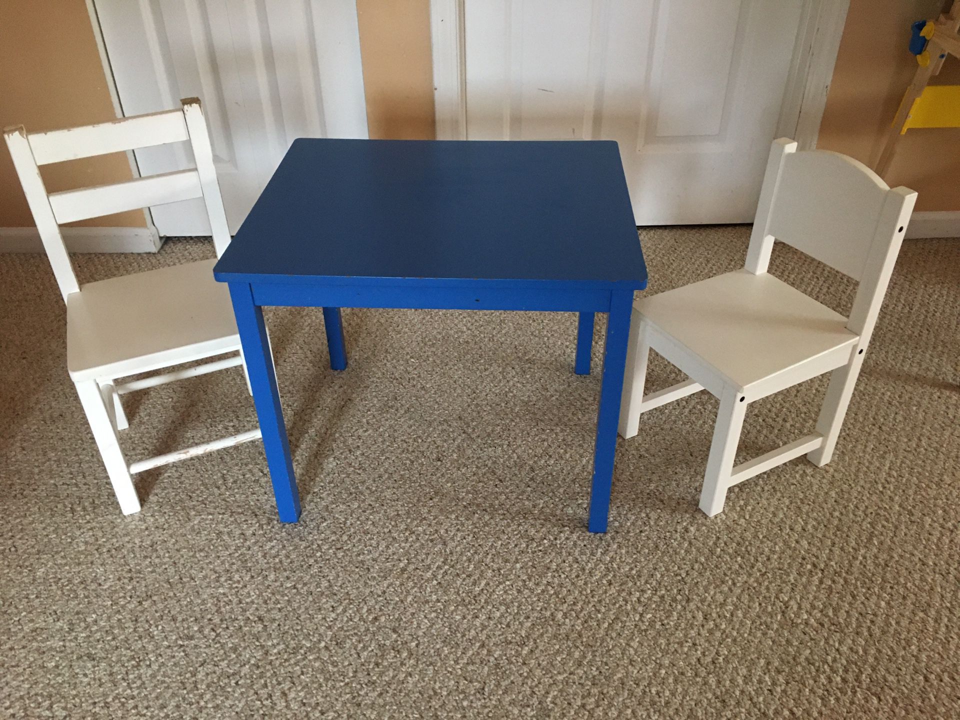 Kid toddler table and two chairs