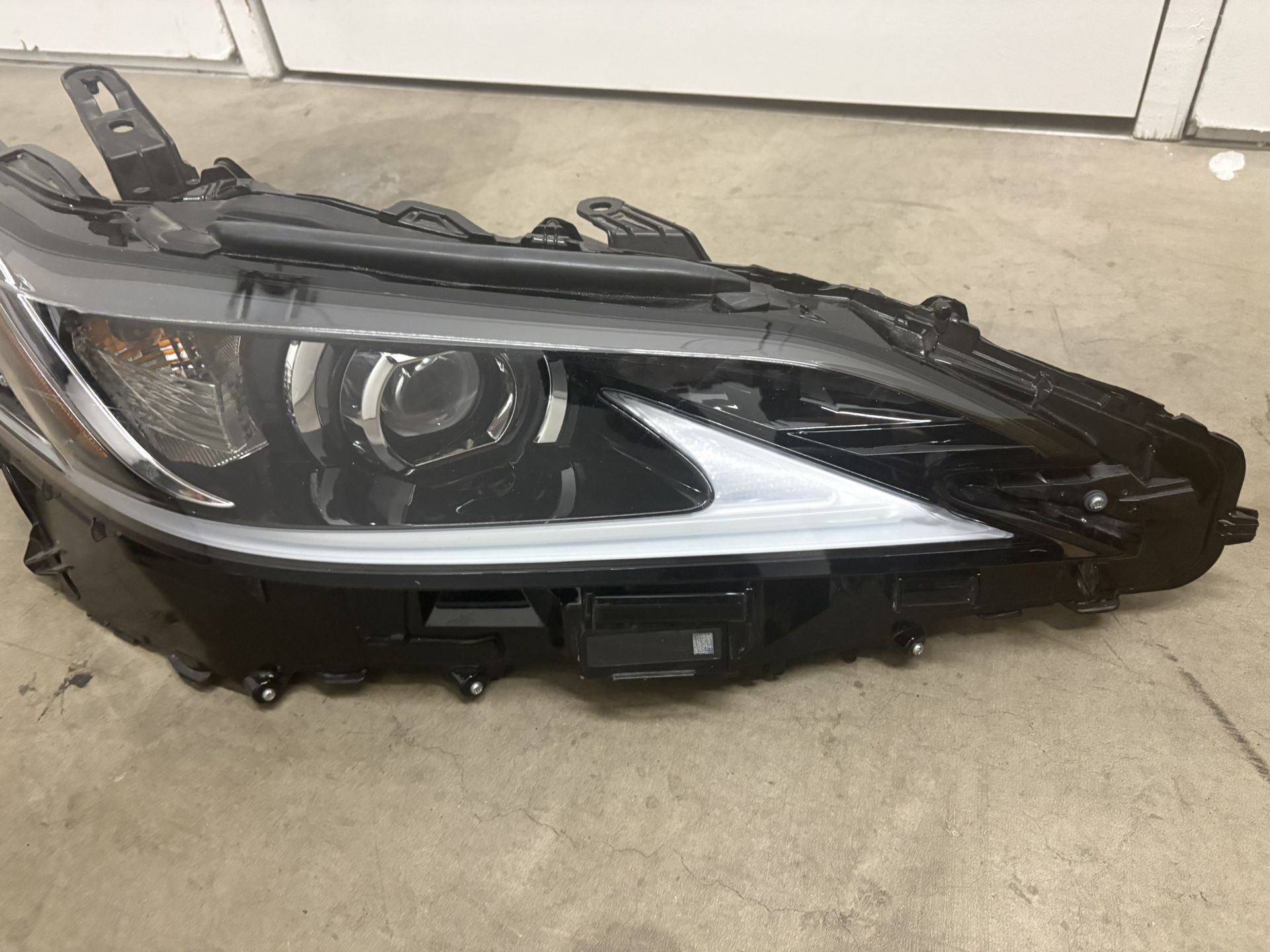 2023 Lexus ES 300 Right headlamp One Beam