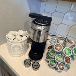 KEURIG K-SUPREME SINGLE SERVE COFFEE MAKER AND ACCESORIES