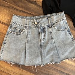 Trendy Denim Mini Skirt – Light Wash ✨