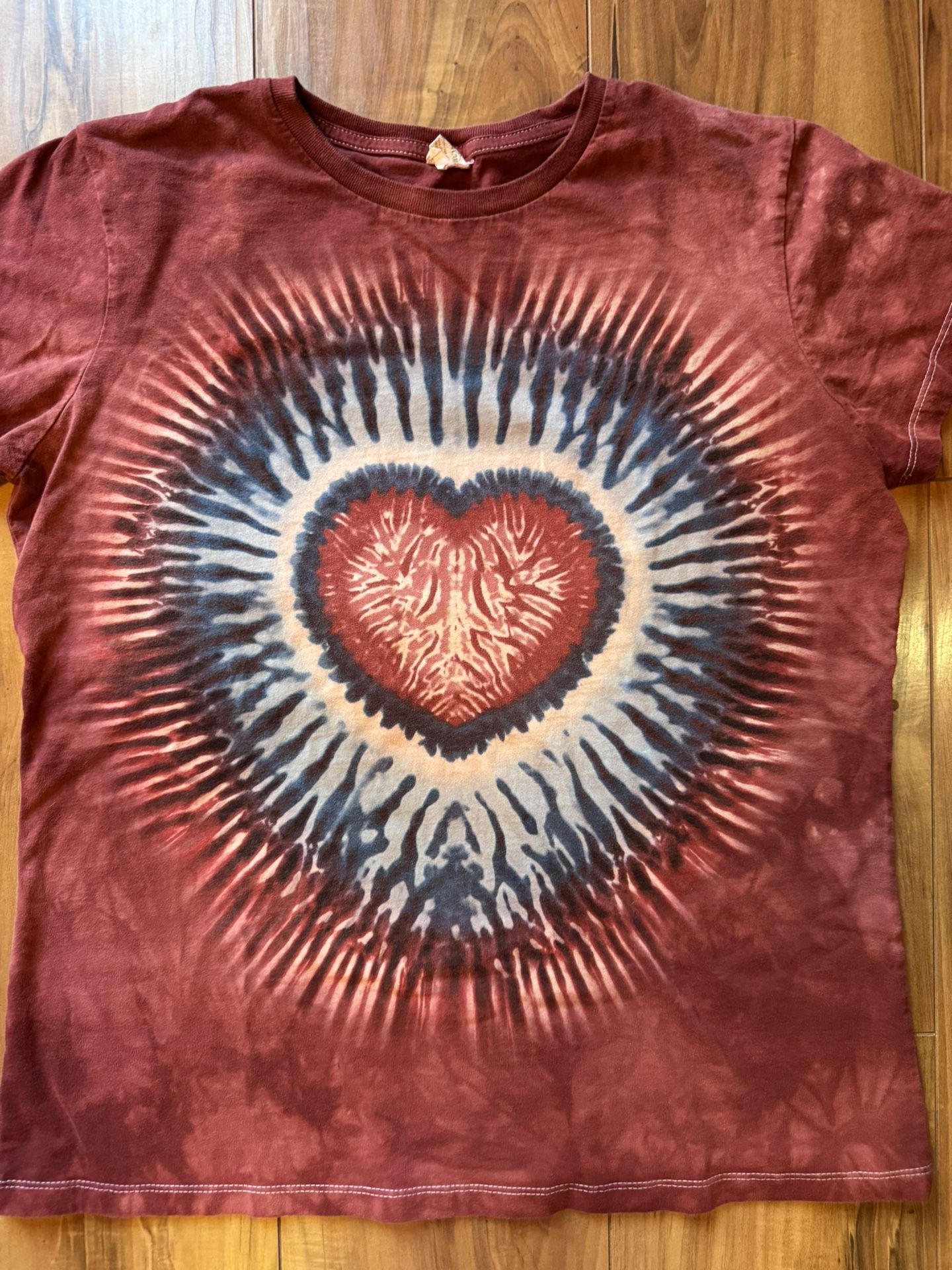 The Mountain Red Purple Tie Dye Heart Unisex T-shirt Size Large Vintage