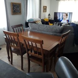 4 seater Dining Table Good Conditioned