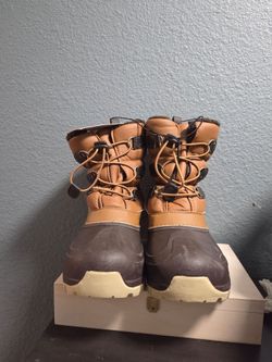 Junior boys size 5-Winter Snow Boots Lace-Up Duck Style